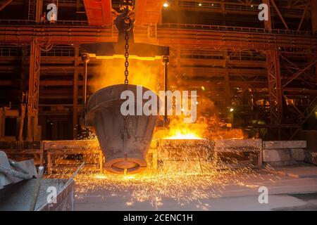 Schmelzen von Metall in einer metallurgischen Anlage Stockfoto