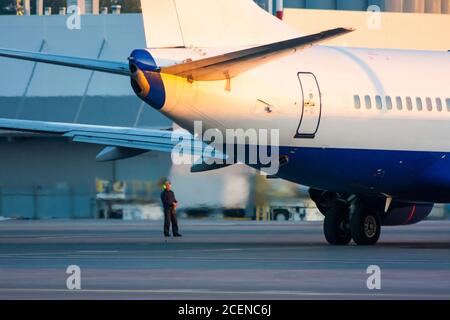 Flugzeug am Flughafen geparkt und Vorbereitung für den nächsten Flug Stockfoto