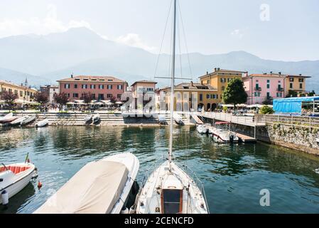 Comer See. Italien - 21. Juli 2019: Segelboote und Boote im kleinen Hafen von Colico City. Comer See in Italien. Hotels und Gebäude am Ufer des Comer Sees Stockfoto