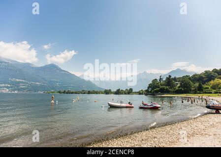 Comer See. Italien - 21. Juli 2019: Erholungsgebiet der Stadt Colico. Strand am Comer See in Italien. Stockfoto