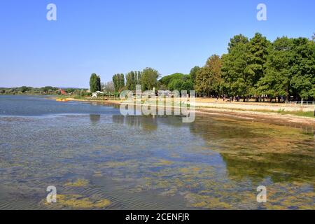 Die Ufer des Trasimenischen Sees sehr berühmt in Umbrien und der größte See in Mittelitalien. Wird im Sommer zum Baden und für Familienausflüge verwendet. Stockfoto