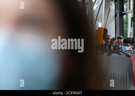 Prag, Tschechische Republik. September 2020. Passagiere mit Schutzmaske fahren am 1. September 2020 mit der Straßenbahn durch das Zentrum von Prag, Tschechien. Kredit: Michal Kamaryt/CTK Foto/Alamy Live Nachrichten Stockfoto