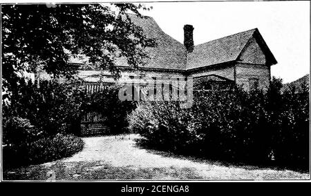 . Landwirtschaft für Schulen des Südens. Pliotogruijii von R. S. Maokintusll Abb. 126. - Pflanzen Sie Blumen und Sträucher in der Nähe des HoasE, den RASEN offen Blumengarten, alle eigenen, ist eine ewige Freude, espe-cially zu einem jungen Menschen. Im Allgemeinen ist die beste Weise, einen Blumengarten zu legen nicht, ihn weg an allen zu legen. Es sollte nicht in steife Betten geschnitten werden.der Raum direkt vor dem Haus sollte offen sein (Abb. L 126, S. Bermudagras ist die beste Überdeckung für den südlichen Rasen. Durch Aussaat Weißklee 192 PLANUNG DER BLUMENGARTEN 193 Samen auf sie im frühen Herbst, wird der Rasen die Ey erfreuen Stockfoto