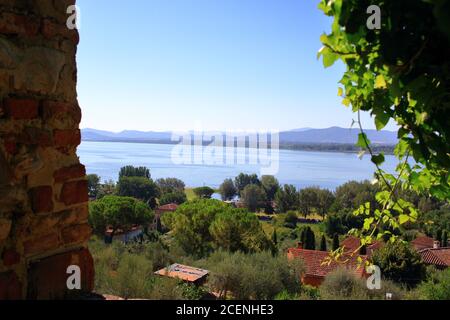 Die Ufer des Trasimenischen Sees sehr berühmt in Umbrien und der größte See in Mittelitalien. Blick auf den See von den Mauern der Altstadt. Stockfoto