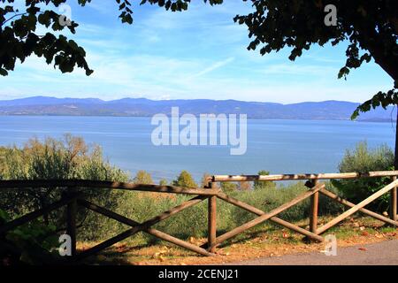 Die Ufer des Trasimenischen Sees sehr berühmt in Umbrien und der größte See in Mittelitalien. Blick auf den See von den Mauern der Altstadt. Stockfoto