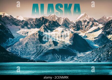 Alaska Glacier Bay Landscape National Park, USA. Alaska Text geschrieben als Titel über Berggipfel für Kreuzfahrt Ziel. Hintergrund von Schnee bedeckt Stockfoto
