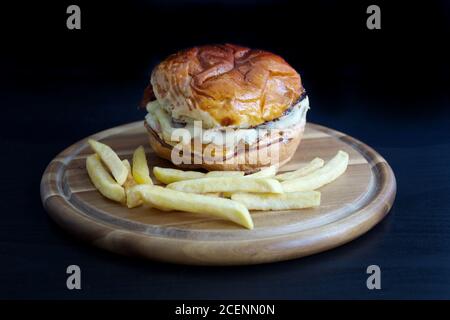 Rinderburger und pommes auf schwarzem Holztisch Stockfoto