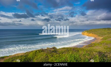 Wellen, die sich nach Bells Beach, Great Ocean Road, Victoria, Australien bewegen Stockfoto