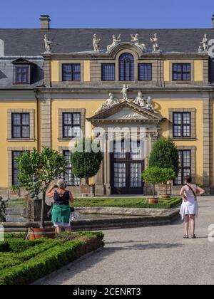 Orangerie und Orangenparterre mit Neptunbrunnen, großer Garten der barocken Herrenhäuser Gärten, Hannover, Niedersachsen, Deutschland, Europa Orangerie Stockfoto