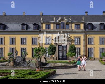 Orangerie und Orangenparterre mit Neptunbrunnen, großer Garten der barocken Herrenhäuser Gärten, Hannover, Niedersachsen, Deutschland, Europa Orangerie Stockfoto