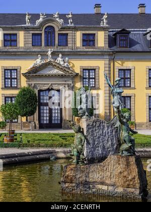 Orangerie und Orangenparterre mit Neptunbrunnen, großer Garten der barocken Herrenhäuser Gärten, Hannover, Niedersachsen, Deutschland, Europa Orangerie Stockfoto