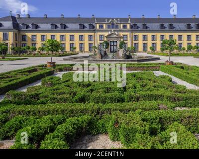 Orangerie und Orangenparterre mit Neptunbrunnen, großer Garten der barocken Herrenhäuser Gärten, Hannover, Niedersachsen, Deutschland, Europa Orangerie Stockfoto