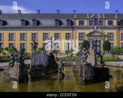 Orangerie und Orangenparterre mit Neptunbrunnen, großer Garten der barocken Herrenhäuser Gärten, Hannover, Niedersachsen, Deutschland, Europa Orangerie Stockfoto