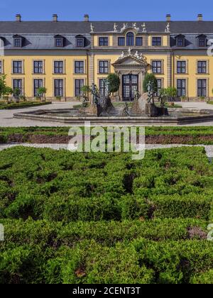 Orangerie und Orangenparterre mit Neptunbrunnen, großer Garten der barocken Herrenhäuser Gärten, Hannover, Niedersachsen, Deutschland, Europa Orangerie Stockfoto