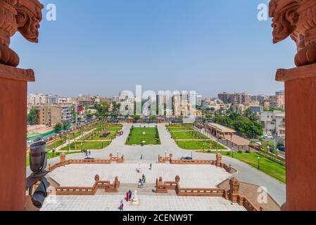 Kairo, Ägypten- Juli 30 2020: Blick auf den Garten des Baron Empain Palace mit Heliopolis Bezirk am anderen Ende von zwei verzierten Säulen auf dem Dach des Palastes eingerahmt Stockfoto