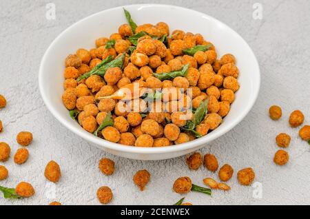 Nahaufnahme von schön gebratenen würzigen Masala Erdnüssen in einer Schüssel Stockfoto