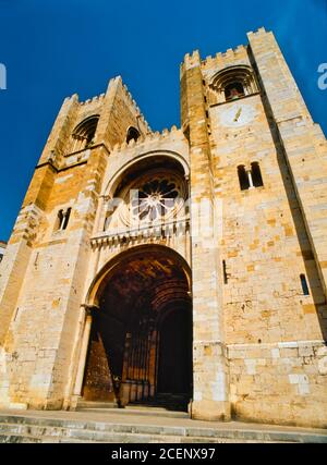 Die Sandsteinfassade der Kathedrale von Lissabon oder der SE de Lisboa, Lissabon, Portugal Stockfoto