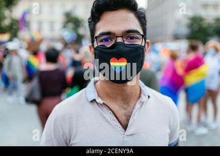 Ein Teilnehmer trägt während des marsches eine OP-Maske mit einem regenbogenfarbenen Herz.der jährliche Equality March, auch bekannt als Pride Parade, hat eine besonders große Anzahl von Teilnehmern angezogen, sowie zwei Gegendemonstrationen. In Polen hat sich in letzter Zeit eine heftige öffentliche Debatte zwischen Toleranz-Anhängern mit Mitte- oder Linksansichten und konservativen, nationalistischen, katholischen Rechtskreisen ereignen, die ihre Abneigung gegen die LGBT-Gemeinschaft in immer rücksichtsloser Weise zum Ausdruck bringen. Gegner der LGBT-Gemeinschaft werfen ihr vor, sie habe versucht, eine moralische Revolution durchzuführen. Die im fa Stockfoto