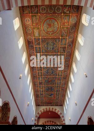 Langhaus mit Deckengemälde 13. Jh... Ottonische Kirche St. Michaelis in Hildesheim, Niedersachsen, Deutschland, Europa, UNESCO Weltkulturerbe Nave wi Stockfoto