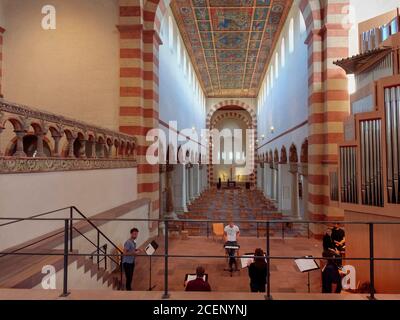 Langhaus mit Deckengemälde 13. Jh... Ottonische Kirche St. Michaelis in Hildesheim, Niedersachsen, Deutschland, Europa, UNESCO Weltkulturerbe Nave wi Stockfoto