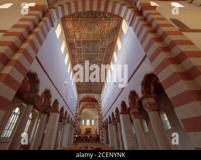 Langhaus mit Deckengemälde 13. Jh... Ottonische Kirche St. Michaelis in Hildesheim, Niedersachsen, Deutschland, Europa, UNESCO Weltkulturerbe Nave wi Stockfoto