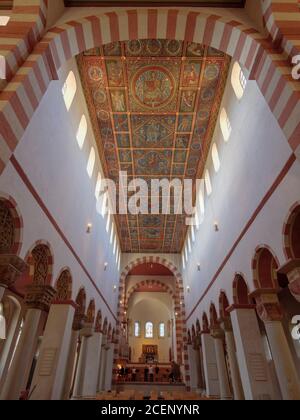 Langhaus mit Deckengemälde 13. Jh... Ottonische Kirche St. Michaelis in Hildesheim, Niedersachsen, Deutschland, Europa, UNESCO Weltkulturerbe Nave wi Stockfoto