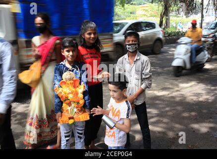 Eine Bande von Kindern, die Lord Ganesha zum örtlichen benannten Tank für das jährliche Eintauchen Ritual bringen. Damit endet das 10-tägige Ganpati-Festival Stockfoto