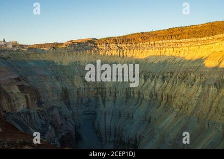 Blick aus der Vogelperspektive auf die offene Diamantenmine in Aykhal, Sakha Yakutia, nördlich von Russland Stockfoto