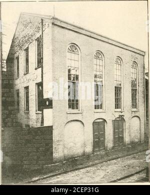 . Die Feier des hundertsten Jahrestages der Geburt von William Lloyd Garrison. OLD JOY STREET AFRICAN BAPTIST CHURCH. SMITH GERICHT, BOSTONWHERE GARNISON BEGANN ORGANISIERTEN WIDERSTAND GEGEN DIE SKLAVEREI ^t die Ann=Slavery Festung ALTE FREUDE STRASSE AFRICAN BAPTIST CHURCH Jetzt Syiagogie Libavitz die vierte Sitzung der Bürger Feier begann bald nach 3oclock, Zeit wird zugestanden, diejenigen, die den Sturm Schlitten auf dem Commonwealth aveiuitboulevard konfrontiert hatte zuzulassen, Um das Gebäude zu erreichen, die Synagoge der Kongregation Liba-vitz, früher die Joy Street AfricanBaptist Kirche in Smith Hof, ein Stockfoto