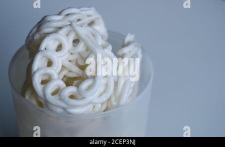 Kerupuk, traditionelle indonesische Cracker, auf weißem Hintergrund. Stockfoto