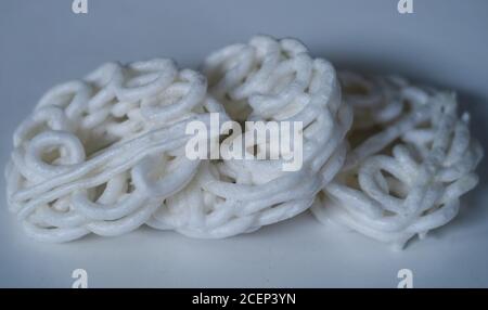 Kerupuk, traditionelle indonesische Cracker, auf weißem Hintergrund. Stockfoto