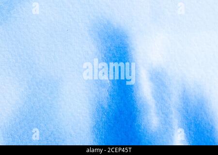 Blauer Aquarell abstrakter Hintergrund auf weißem Papier Textur Stockfoto