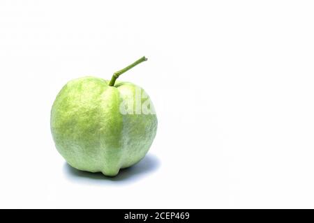 Guava ist eine Frucht, die eine grüne Haut hat und reich an Vitaminen ist. Stockfoto