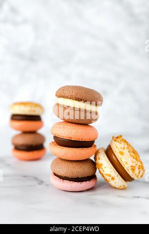 Bunte französische Macaronkuchen mit verschiedenen Geschmacksrichtungen Stockfoto