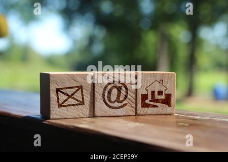 Holzblock Würfel Symbol Telefon, E-Mail, Adresse und Handy. Website-Seite kontaktieren Sie uns oder E-Mail-Marketing-Konzept Stockfoto