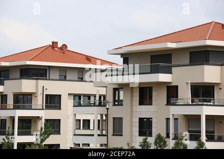 Modernes Apartmentgebäude im urbanen Stil Stockfoto