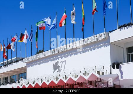 Venedig, Italien. September 2020. Vorbereitungen für den Start des Filmfestivals Venedig - LA BIENNALE DI VENEZIA laufen. Masken sind in Gebäuden obligatorisch und viele tragen sie auch im Freien. Bild von Julie Edwards./Alamy Live News Stockfoto