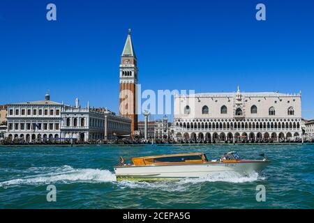 Piazza San Marco, Venedig, Italien. September 2020. Der Blick auf den Markusplatz (Piazza San Marco) vom Wasser aus gesehen. Piazza San Marco oft auf Englisch als Markusplatz bekannt, ist der wichtigste öffentliche Platz von Venedig, Italien. Bild von Julie Edwards./Alamy Live News Stockfoto