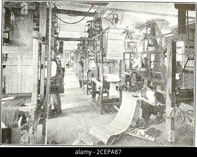. Textile School Katalog, 1917-1918. aves für alle ausgefallenen Figurenstoffe. ANALYSE UND STRUKTUR VON STOFFEN EIN allgemeiner Überblick über die Arbeit, wie folgt, ist auf Seite 50 gegeben.die Garne und Gewebe, die abgedeckt sind, umfassen die von Baumwolle, Wolle, worstedund Seide von einer höheren und komplizierter Natur. Fancy Figured Fabricsare studised and calculations made for the production of brocatelles,Figured bändchen, shoe pulles, brokated effects, carpets, and all classesof Jacquard Fancy Fabrics.7S JACQUARD DESIGN COURSE JACQUARD DESIGN die Studien des ersten Jahres werden fortgesetzt, und die Arbeit der avancierten Natur wird gefolgt. Stockfoto