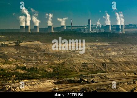 Kühltürme und Schornsteine in Turow thermisches Kraftwerk über Open-pit brown Coal Mine in der Nähe von Bogatynia in Niederschlesien region, Polen Stockfoto