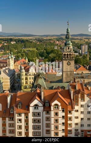 Altstadt mit Rathausturm von der Festung in Klodzko, Niederschlesien, Polen Stockfoto