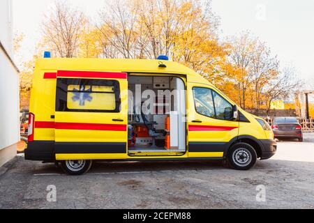 Zaporozhye/Ukraine- November 08 2019 :Ambulanz mit offener Tür. Seitenansicht. Stockfoto