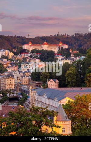 Karlsbad, Tschechische Republik. Luftbild von Karlovy Vary (Karlsbad), in Westböhmen bei schönem Sommeruntergang gelegen. Stockfoto