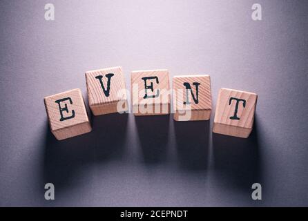 Event-Wort auf Holzwürfel geschrieben Stockfoto