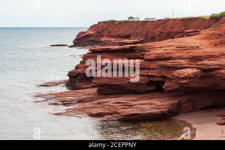 Oceanview Lookout, Prince Edward Island National Park, Kanada. Aussichtsplattform auf einem roten Sandsteinvorsprung, mit Blick auf den Golf von St. Lawrence. Stockfoto