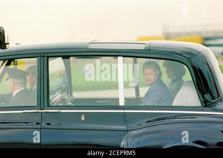 Queen Elizabeth bei Ankunft am Flughafen London Heathrow Stockfoto