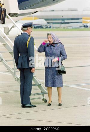 Queen Elizabeth bei Ankunft am Flughafen London Heathrow Stockfoto