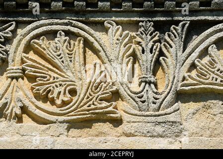 Mittelalterliche Steinschnitzerei, Bas-Relief oder geschnitzte Acanthus Blätter der c12. Romanischen Abtei Salagon oder Salagon Priorat Mane Provence Frankreich Stockfoto