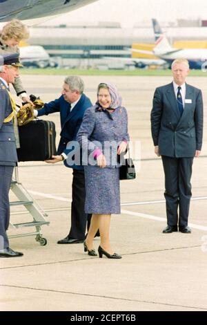 Queen Elizabeth bei Ankunft am Flughafen London Heathrow Stockfoto