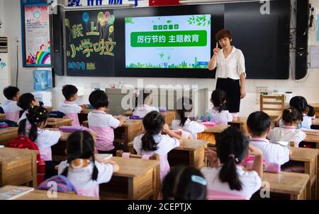 Changsha, Chinas Provinz Hunan. September 2020. Studenten der Changsha Experimental Primary School besuchen zu Beginn eines neuen Semesters in Changsha, der zentralchinesischen Provinz Hunan, am 2. September 2020 eine Lektion über Sparsamkeit. Quelle: Chen Sihan/Xinhua/Alamy Live News Stockfoto